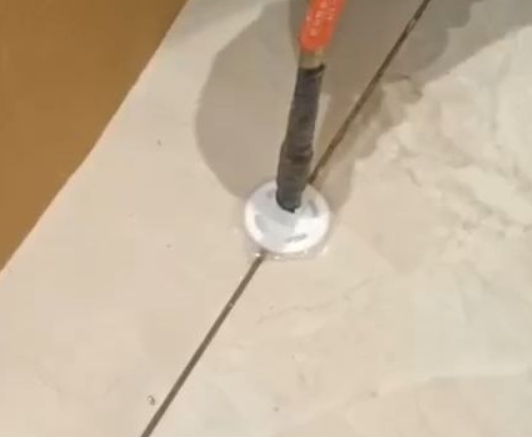 河池市瓷砖空鼓维修公司专业解答瓷砖在铺贴过程中，如果没有涂抹均匀到位的粘结材料（如水泥砂浆或瓷砖胶），可能会导致以下问题