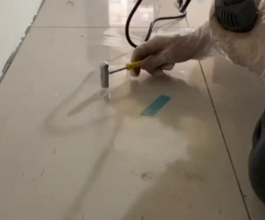 河池市瓷砖开裂维修公司专业分享瓷砖在铺贴前如果没有沥干水分，将会导致以下问题