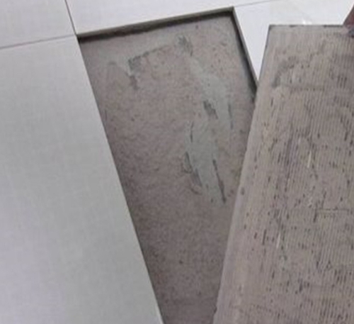 河池市瓷砖空鼓维修公司分享瓷砖铺贴时如果打浆（即涂抹在瓷砖背面和基层上的砂浆或瓷砖胶）过少，会带来以下问题
